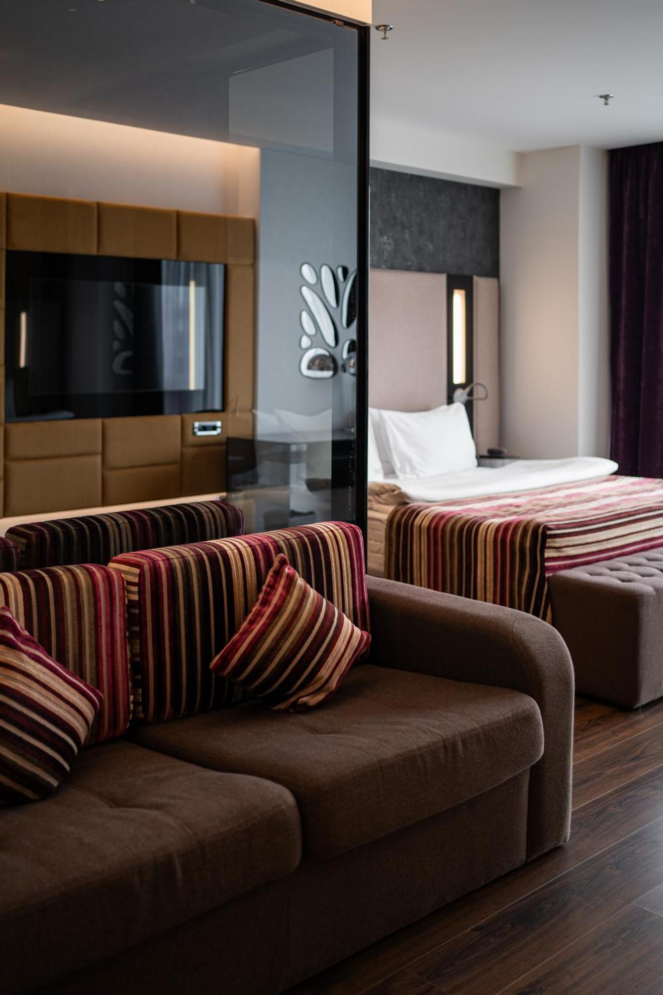 11 Mirrors Design Hotel Kiev Bagian luar foto