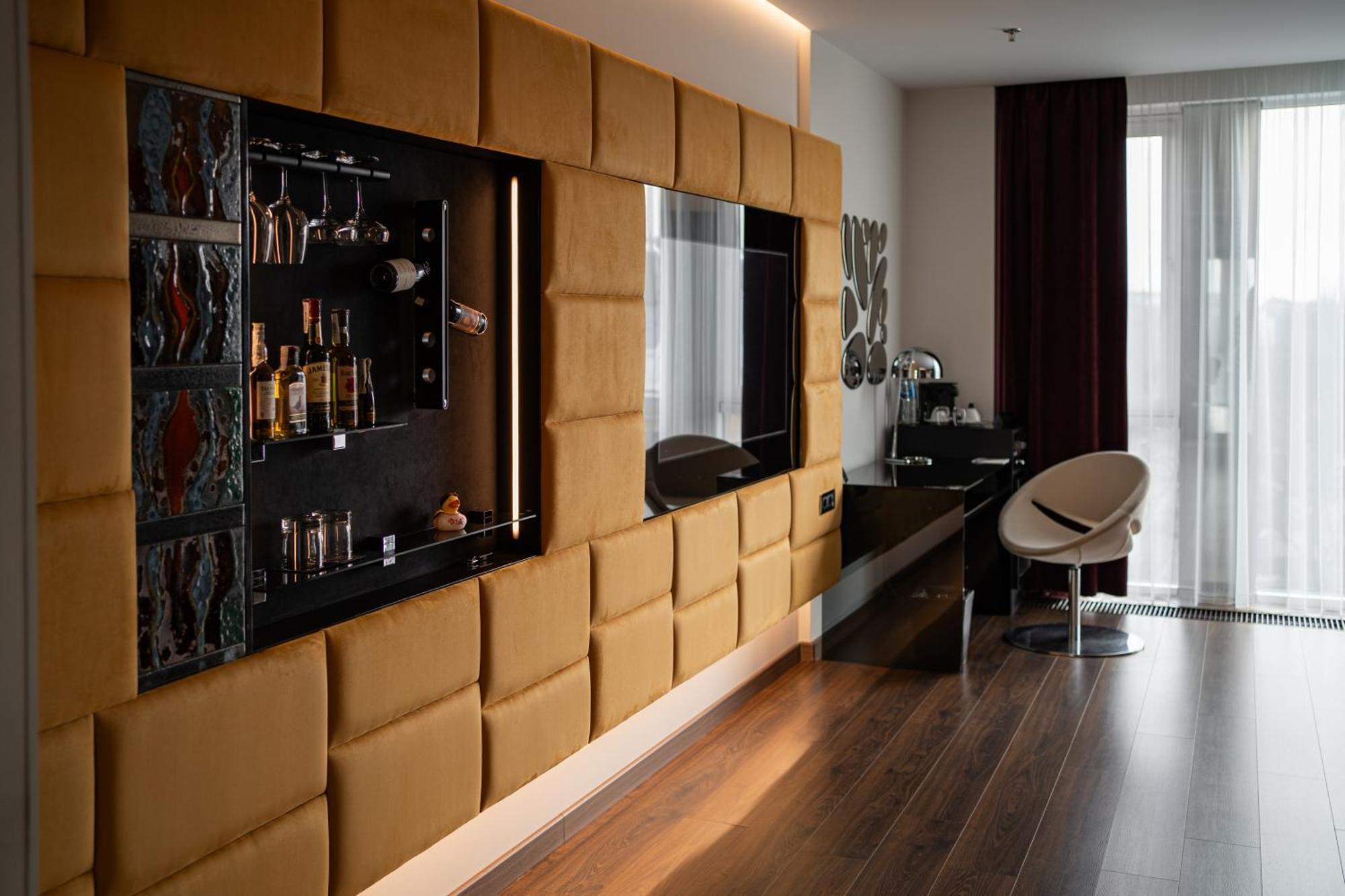 11 Mirrors Design Hotel Kiev Bagian luar foto