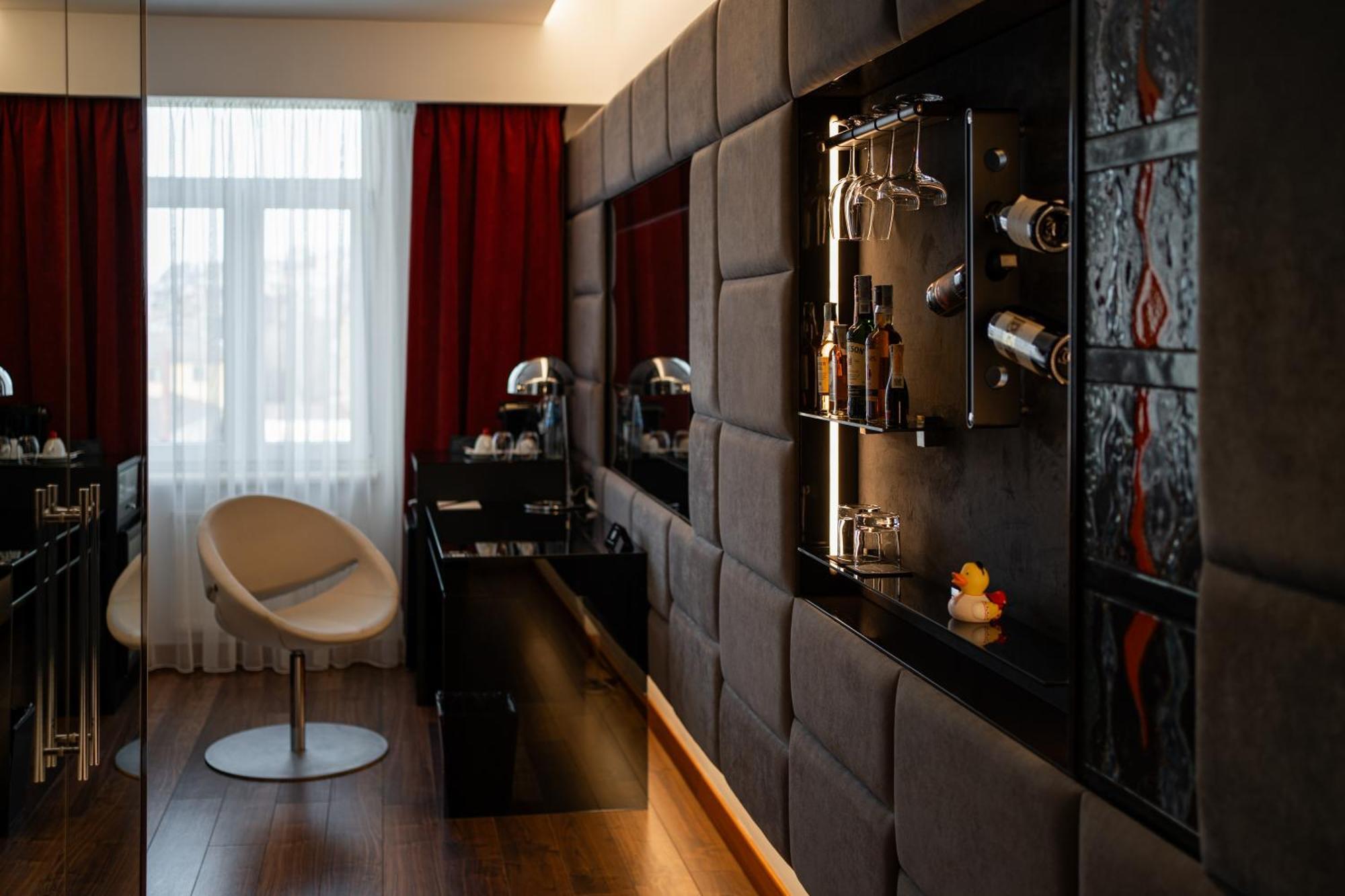 11 Mirrors Design Hotel Kiev Bagian luar foto