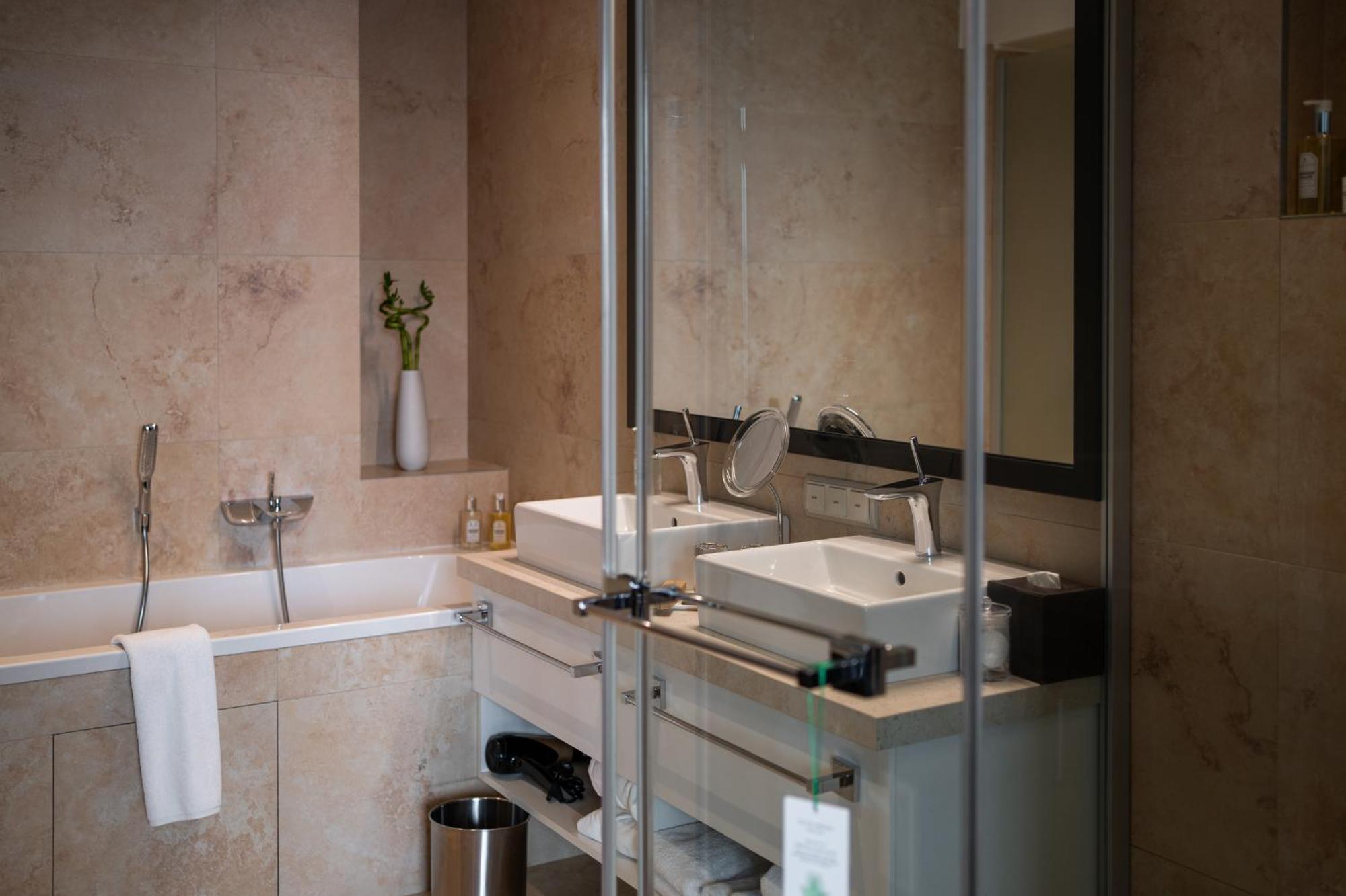 11 Mirrors Design Hotel Kiev Bagian luar foto