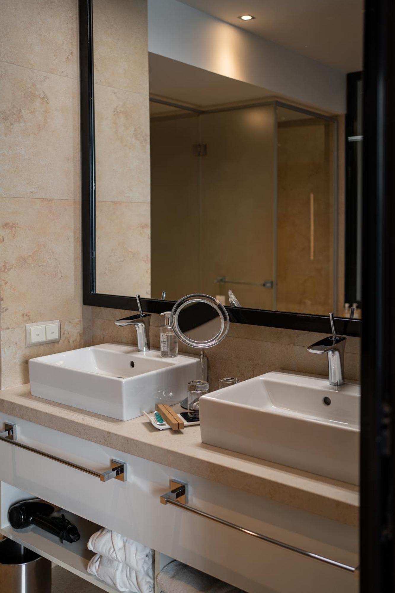 11 Mirrors Design Hotel Kiev Bagian luar foto